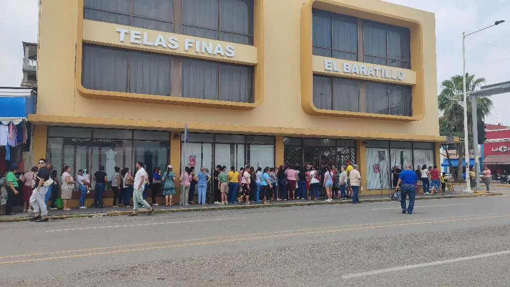 Abarrotan 'El Baratillo' por cierre y liquidación 