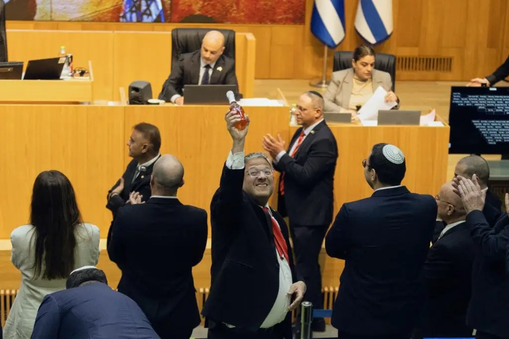 Israel aprueba ley que permite pena de muerte para palestinos en Cisjordania