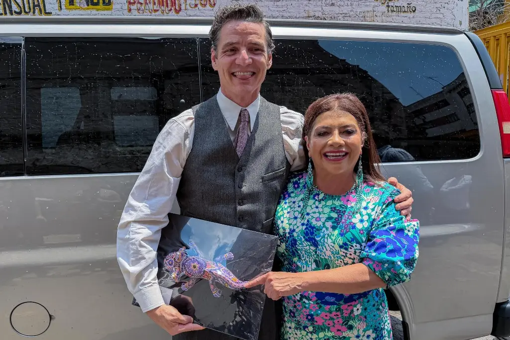 Pedro Pascal filma en Ciudad de México y Clara Brugada le entrega regalo por su cumpleaños 