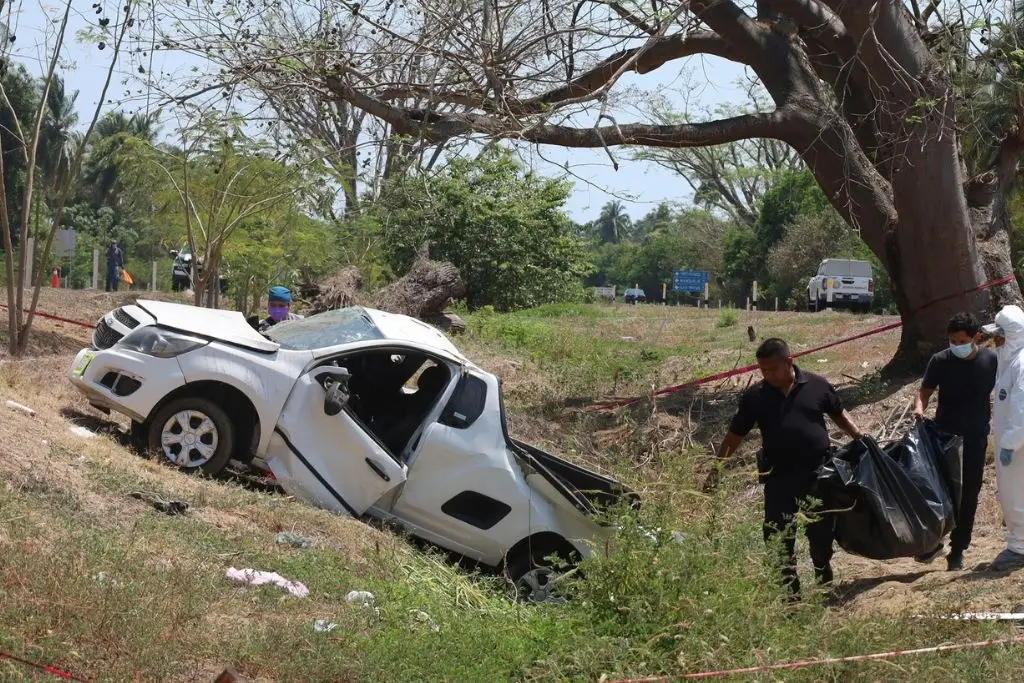 Volcadura de una camioneta en Acapulco deja 5 personas fallecidas y 8 más heridas 