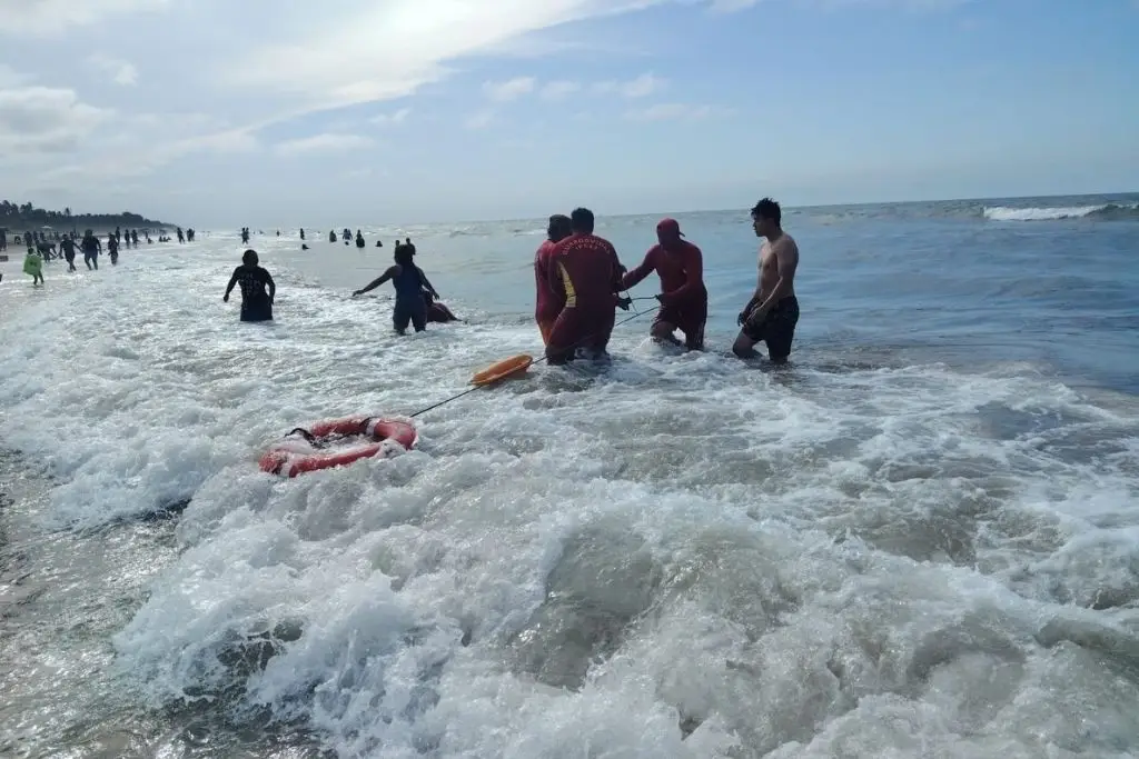 Rescatan a cuatro personas en playa de Paraíso; una fue hallada inconsciente