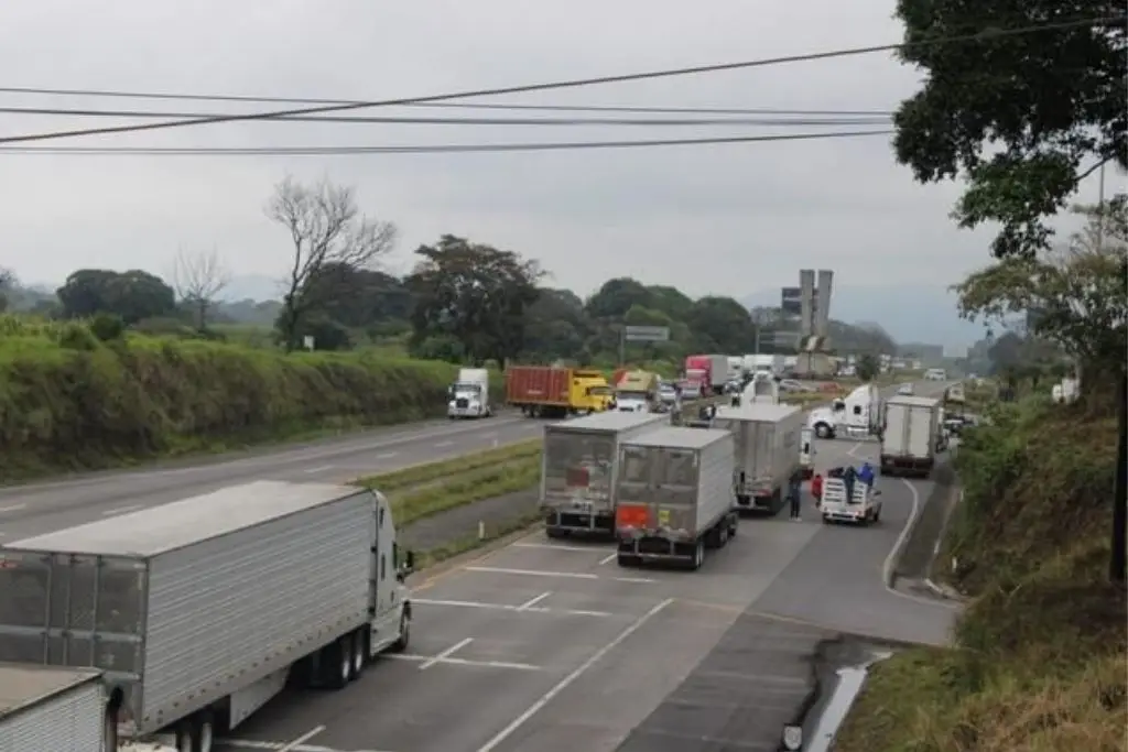Transportistas bloquean la carretera Córdoba–Veracruz y provocan caos vial