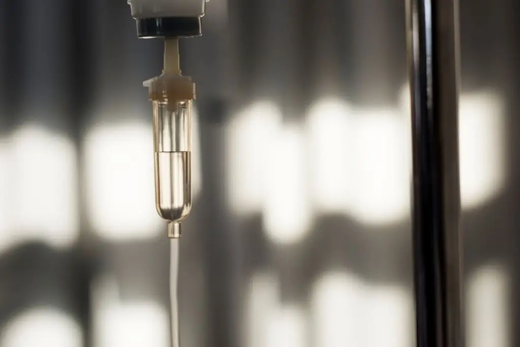 Emiten alerta internacional para médico que suministró sueros vitaminados en Sonora 