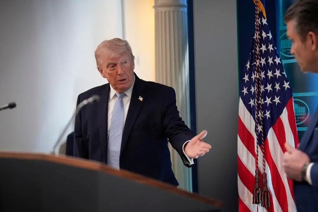 Trump amenaza con ofensiva mayor si falla acuerdo con Irán y mantiene tropas en la región