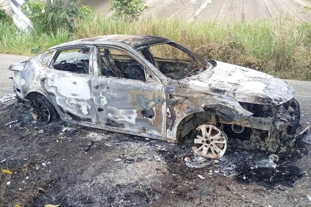 Localizan vehículo calcinado y abandonado en Tierra Amarilla