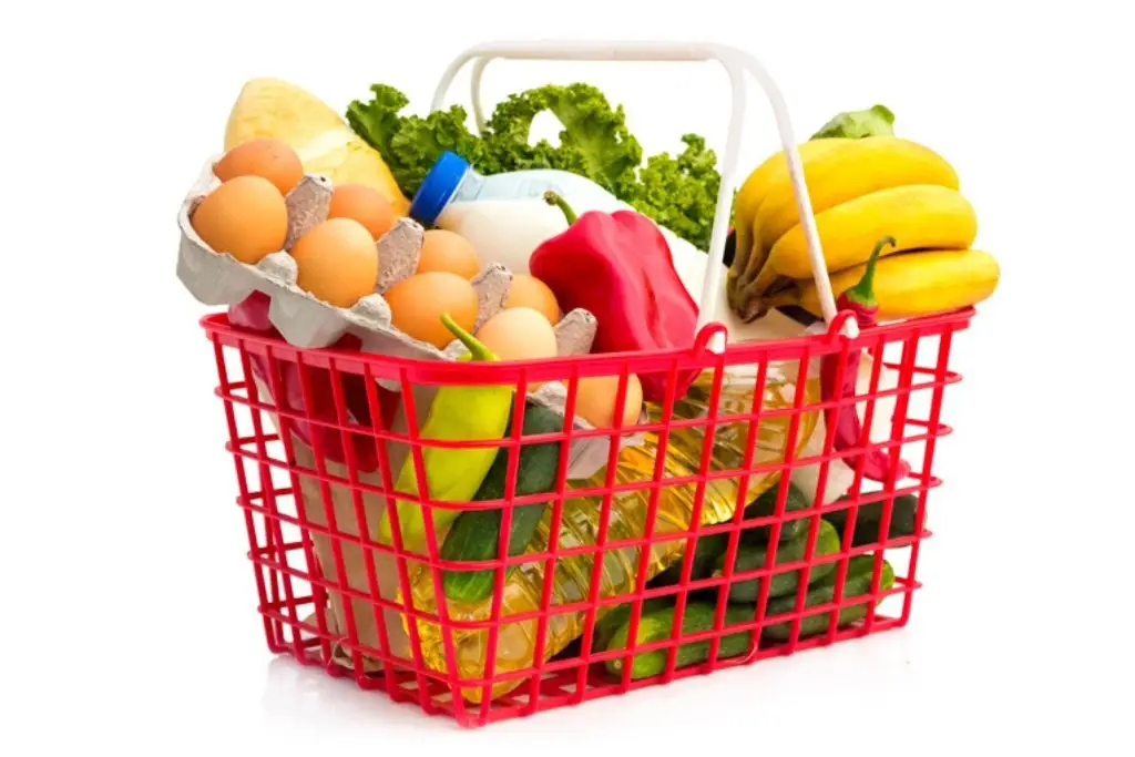 Sheinbaum y empresarios mantienen 24 productos de la canasta básica en 910 pesos