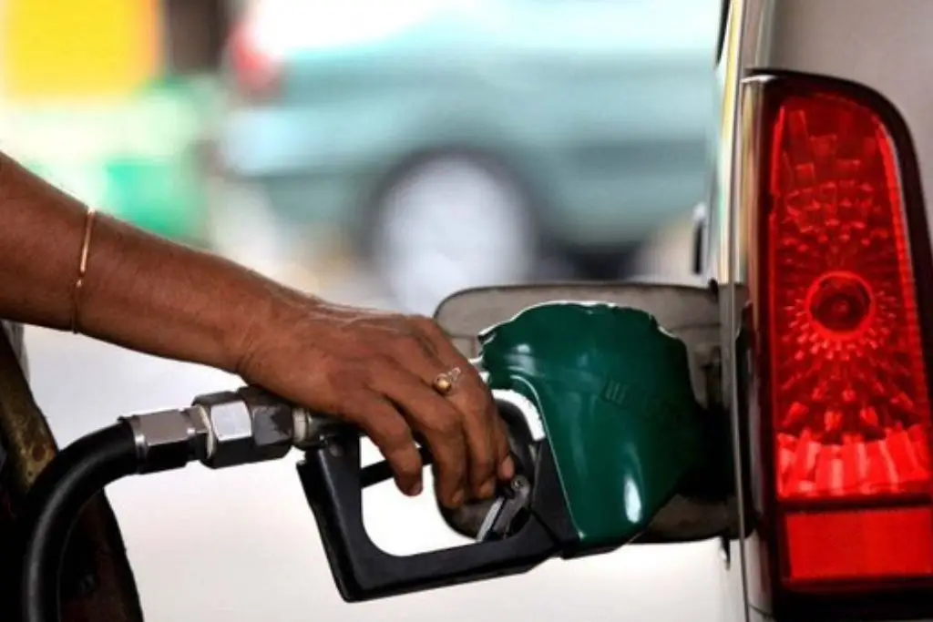 Gobierno y gasolineros acuerdan mantener tope del diésel en 28 pesos 