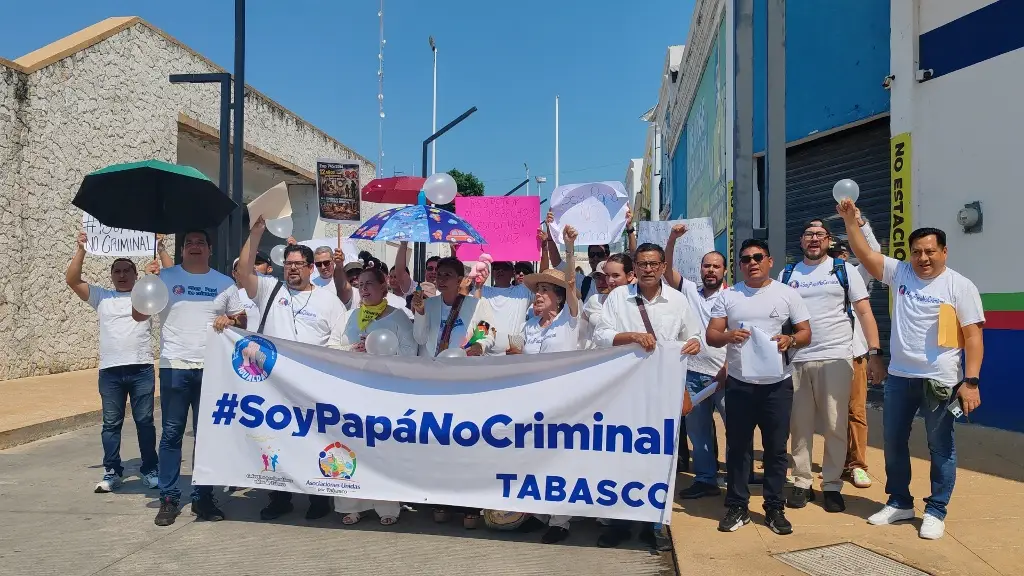 Movimiento “Soy papá, no criminal” entrega pliego petitorio a los tres poderes de Tabasco 