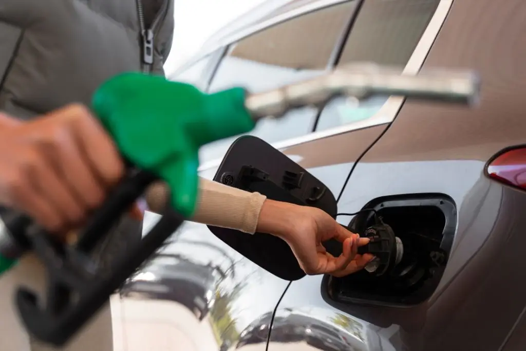 Hacienda ajusta estímulos: sin apoyo a Prémium y recorte al diésel