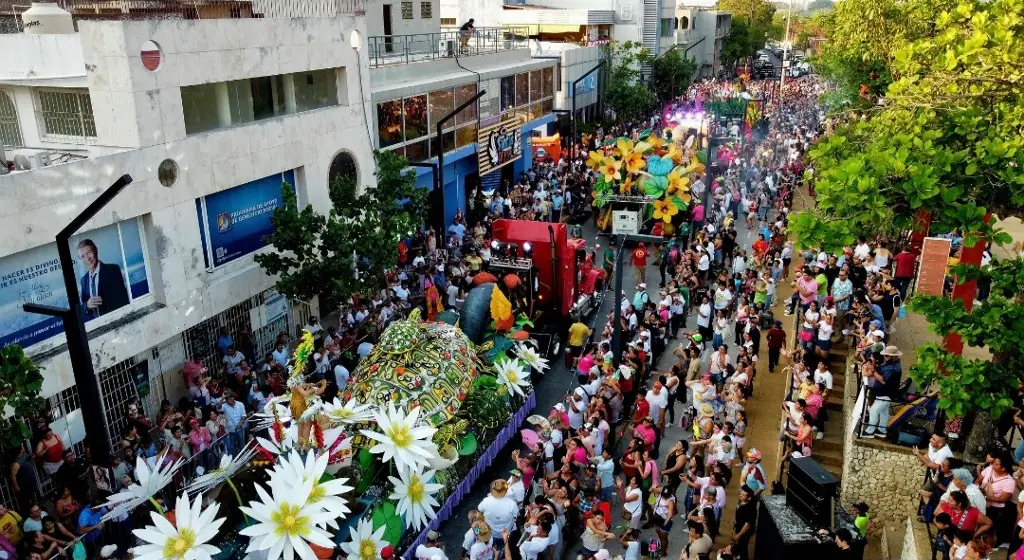 ¡Ni el calor los detuvo! Miles de tabasqueños disfrutan el tradicional desfile de carros alegóricos
