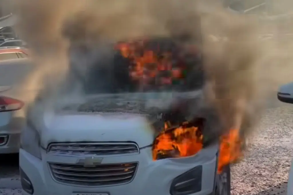 Se incendia auto en la Plaza Altabrisa en Villahermosa