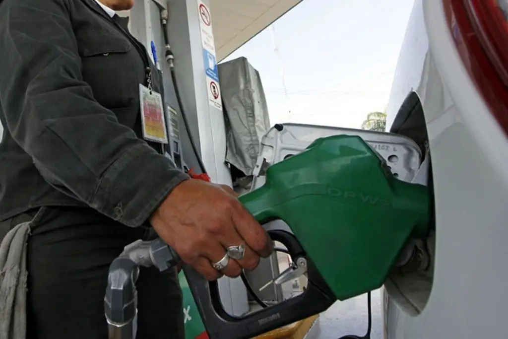 Reducen comisiones bancarias en gasolineras de México ante alza de petróleo 