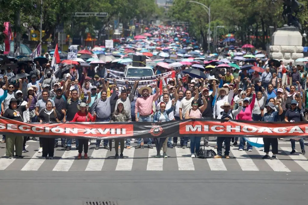 Miles de docentes marchan en CDMX para exigir mejoras salariales, en el Día del Maestro