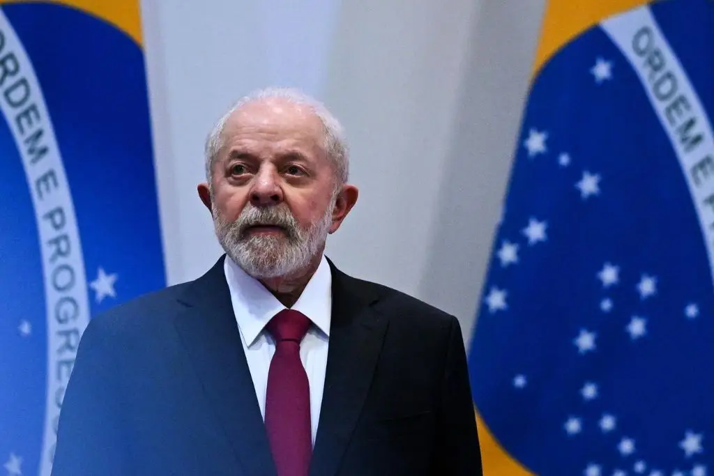 Lula y Flávio Bolsonaro empatan en intención de voto a cinco meses de las elecciones 