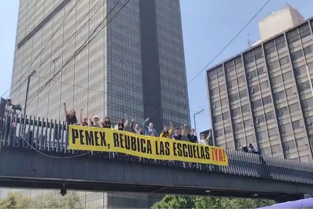 Madres exigen en CDMX reubicación de escuelas cercanas a la Refinería Olmeca
