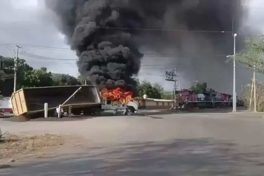 Violencia en Colima deja vehículos incendiados; un delincuente abatido y dos agentes heridos