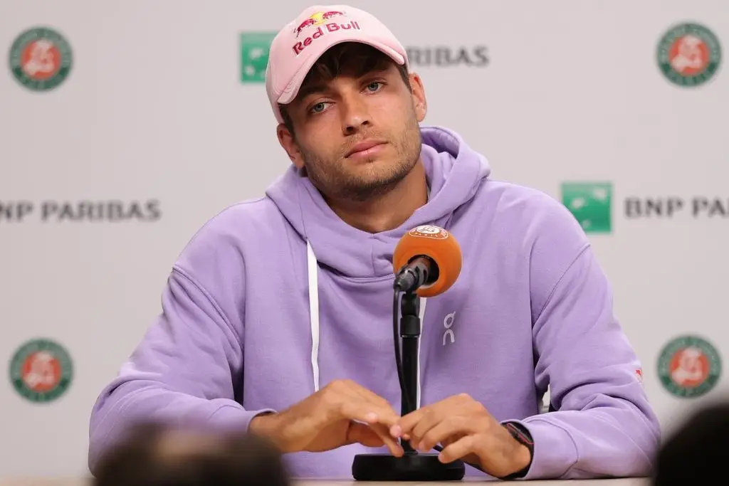 Arnaldi se retira de la semifinal de Roland Garros Y Cobolli avanza