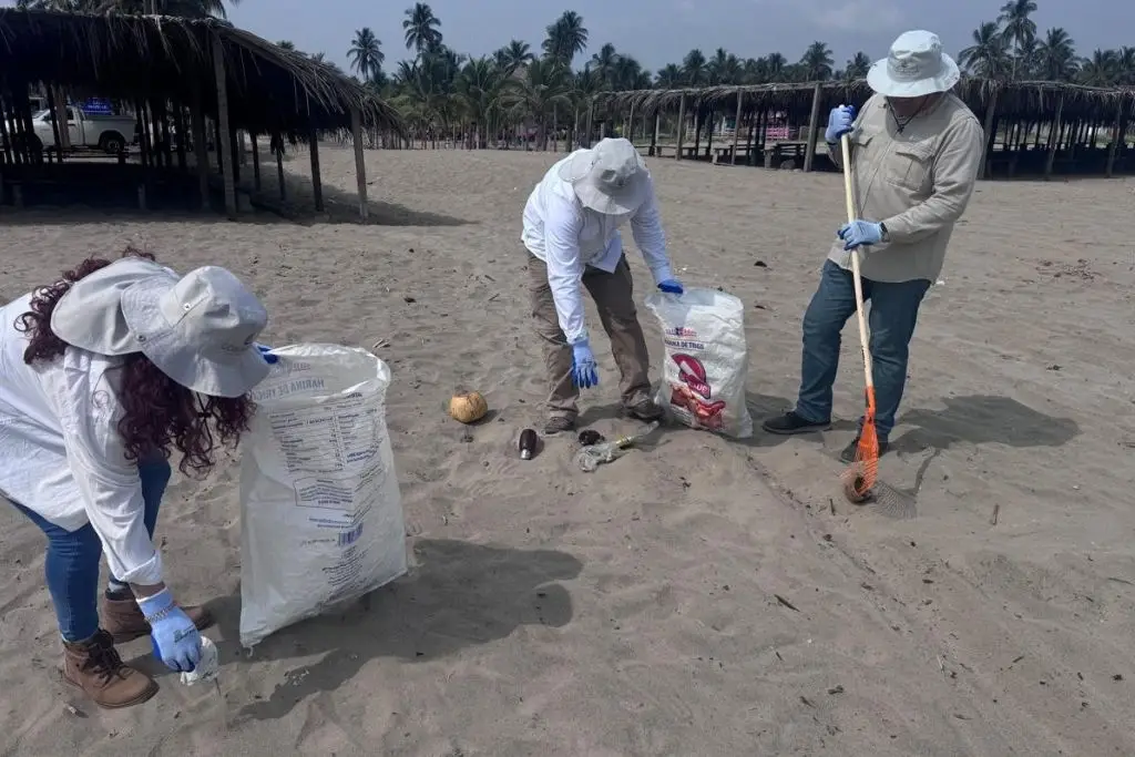 Conagua se suma a jornada de limpieza en playas de Tabasco; recolectan dos toneladas de residuos 
