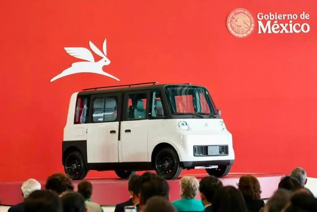 Sheinbaum conduce Olinia, el vehículo eléctrico que costará 150 mil pesos