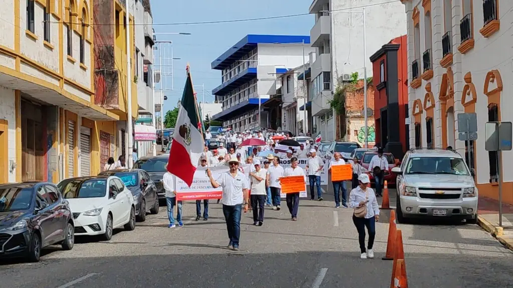 Jubilados de Pemex y CFE marcharon contra descuentos a sus pensiones