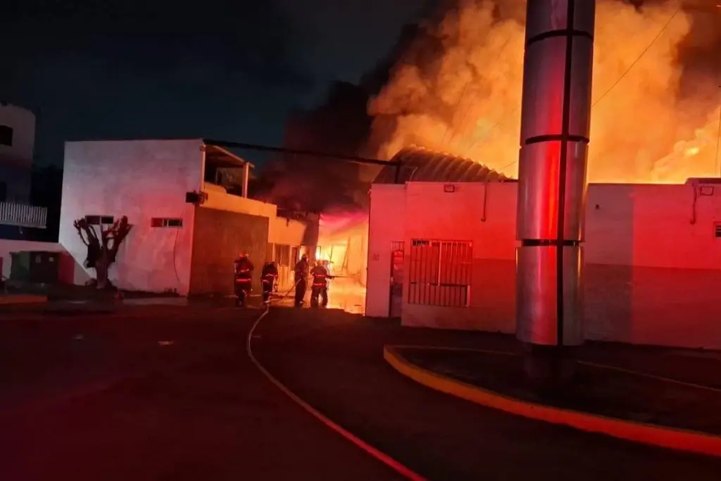 Incendio en bodega de la colonia Casa Blanca moviliza a cuerpos de emergencia en Centro