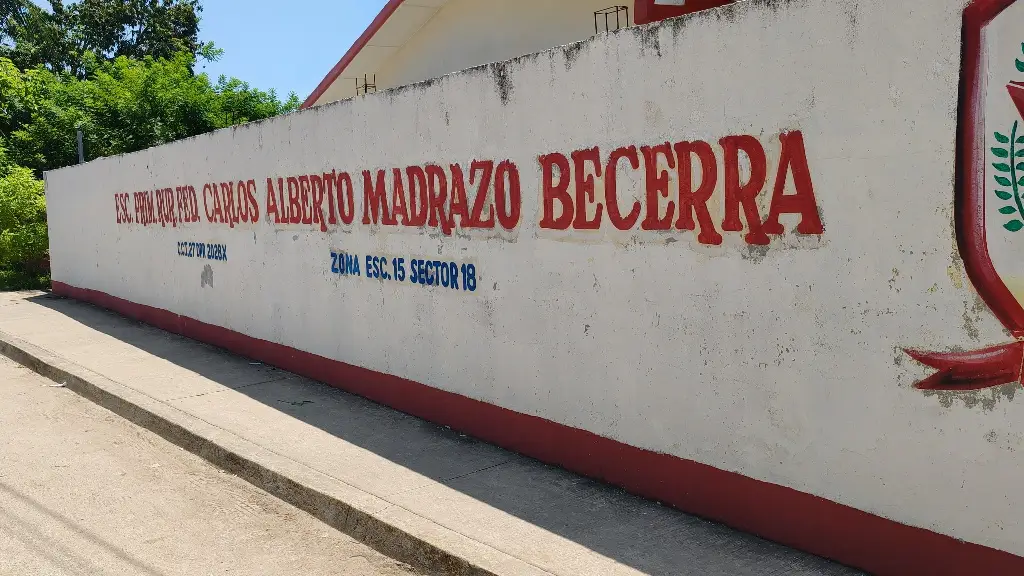 Evacúan escuela por presunto olor a gas en Estrella de Buenavista