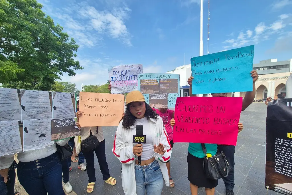 Familiares de policías detenidos protestan en Villahermosa; exigen juicio justo