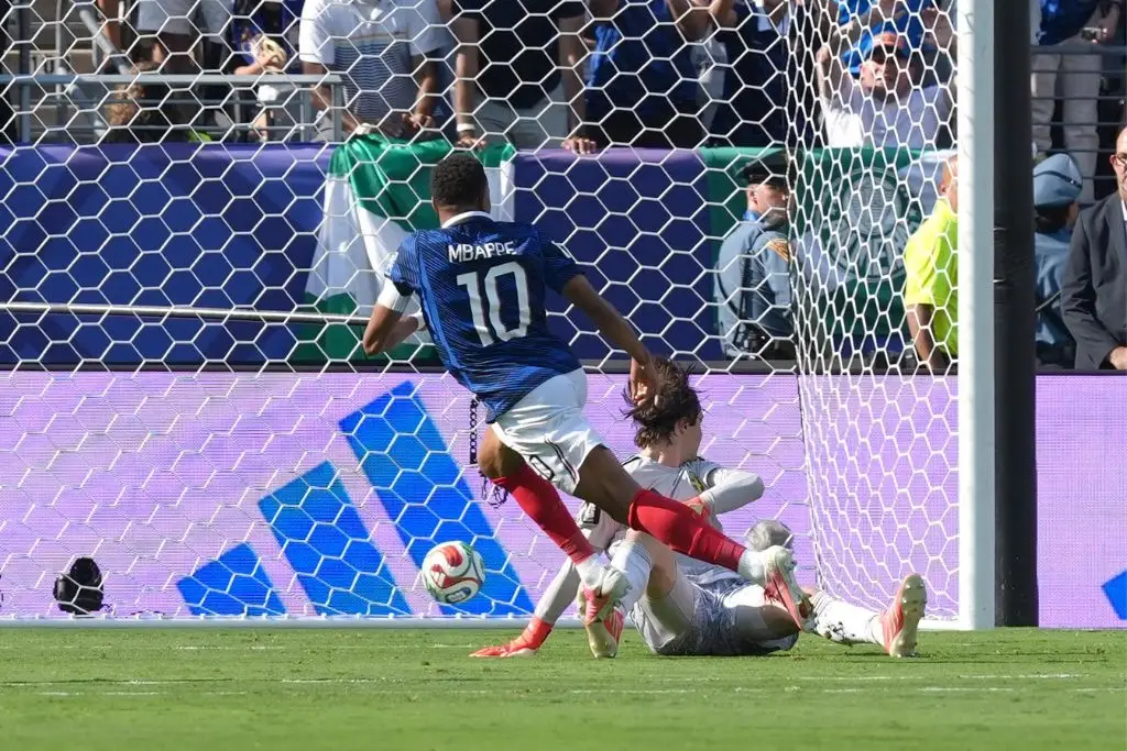 FIFA vende por pedazos de colección el césped de la final del Mundial