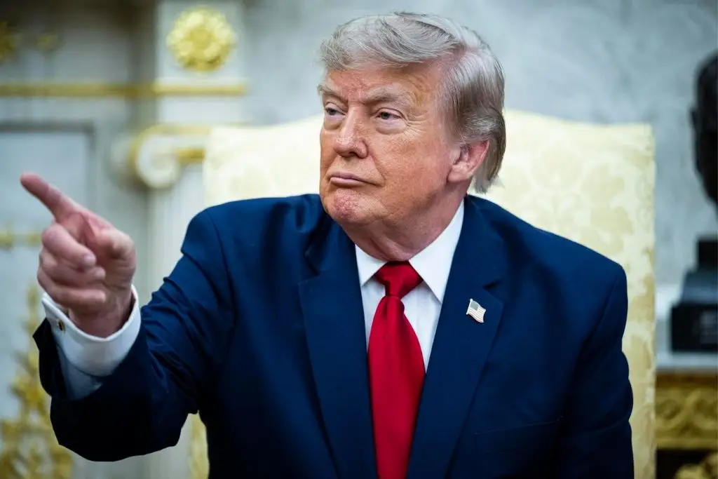 Trump da marcha atrás: no cobrará tasa del 20% a buques que transiten por Ormuz