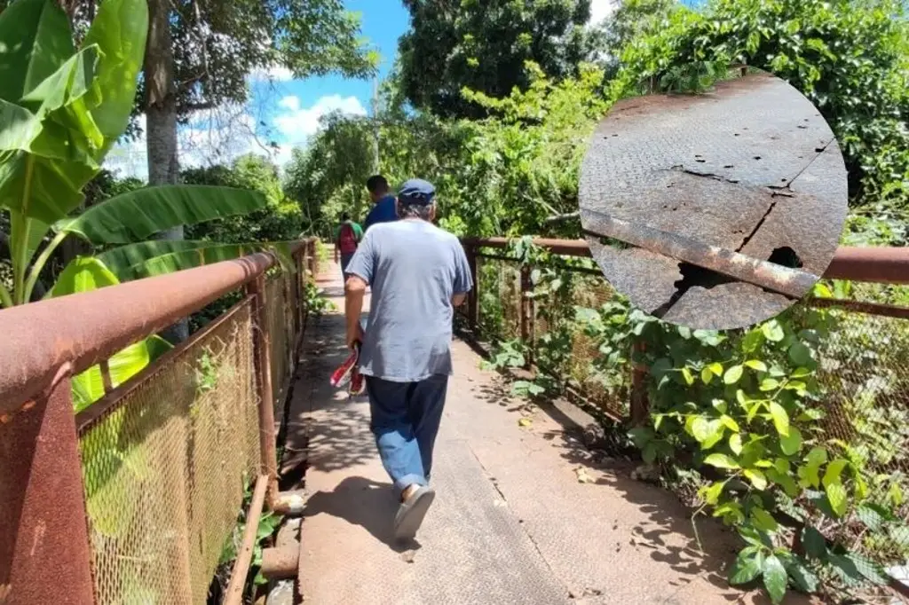 En Nacajuca, niños cruzan estructura corroída para ir a la escuela exponiéndose al peligro