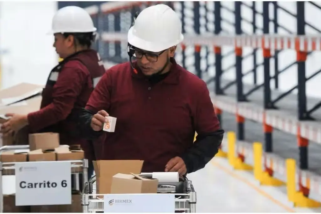 Megafarmacia de AMLO luce vacía y con acceso bloqueado, revela reporte 