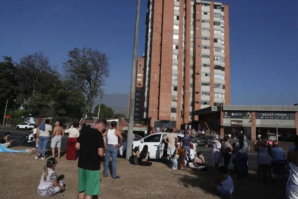 Sheinbaum ofrece “todo el apoyo” de México a Colombia tras sismo de 7.4
