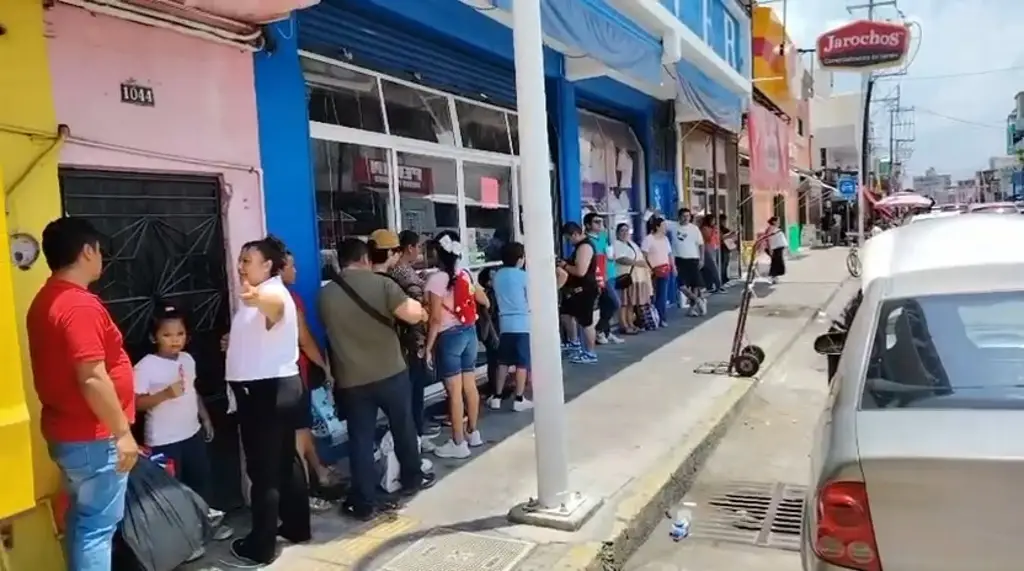 Abarrotan tiendas por compras de útiles y uniformes ante regreso a clases