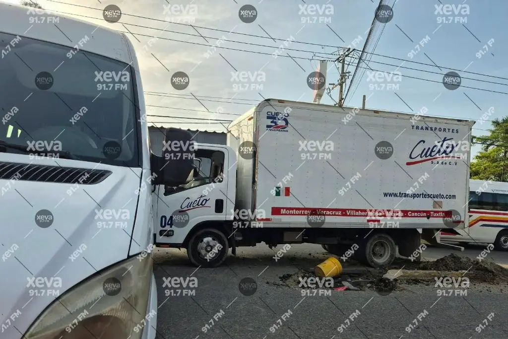 Accidente provoca caos vial en la carretera Villahermosa- La Isla