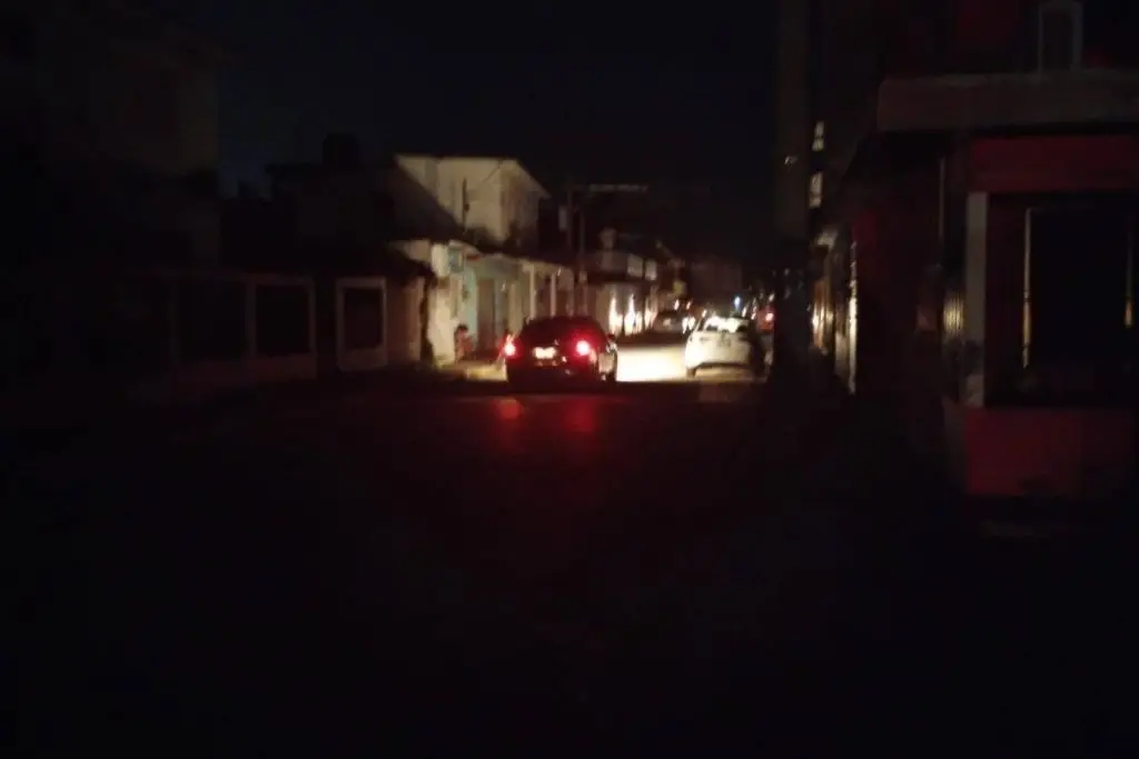 Reportan bajones de luz en diversas zonas de Centro y zonas conurbadas
