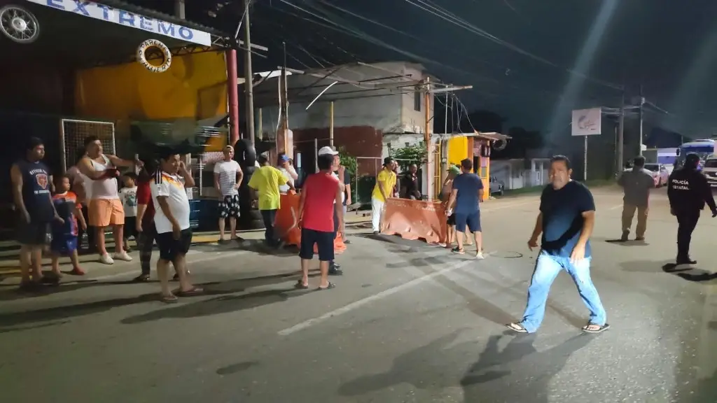 Bloquean carretera Villahermosa- La Isla por falta de electricidad