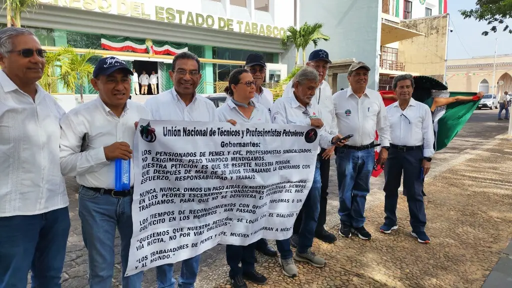 Pensionados de Pemex denuncian recorte del 60% a sus percepciones