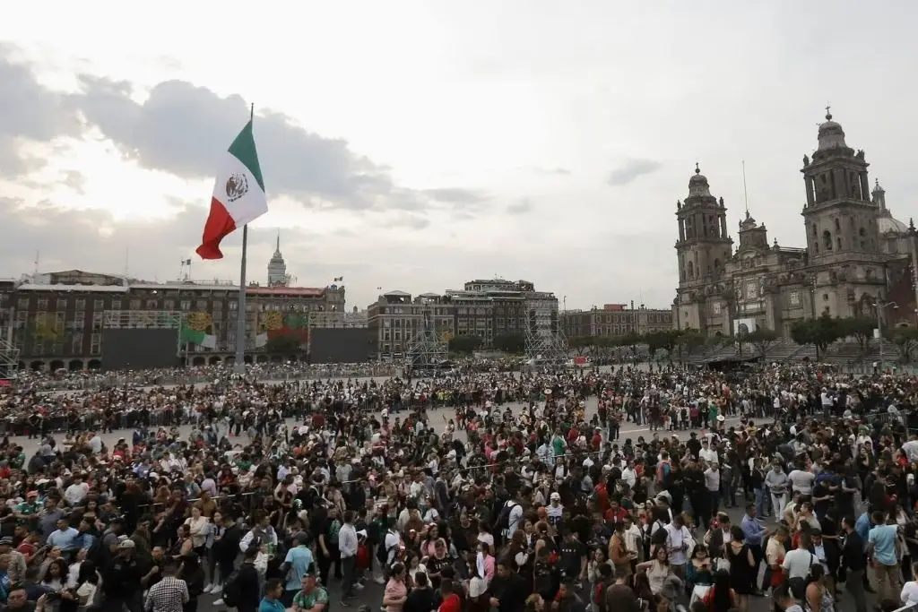 Cientos de personas llegan al Zócalo para celebrar el Grito de Independencia con Sheinbaum