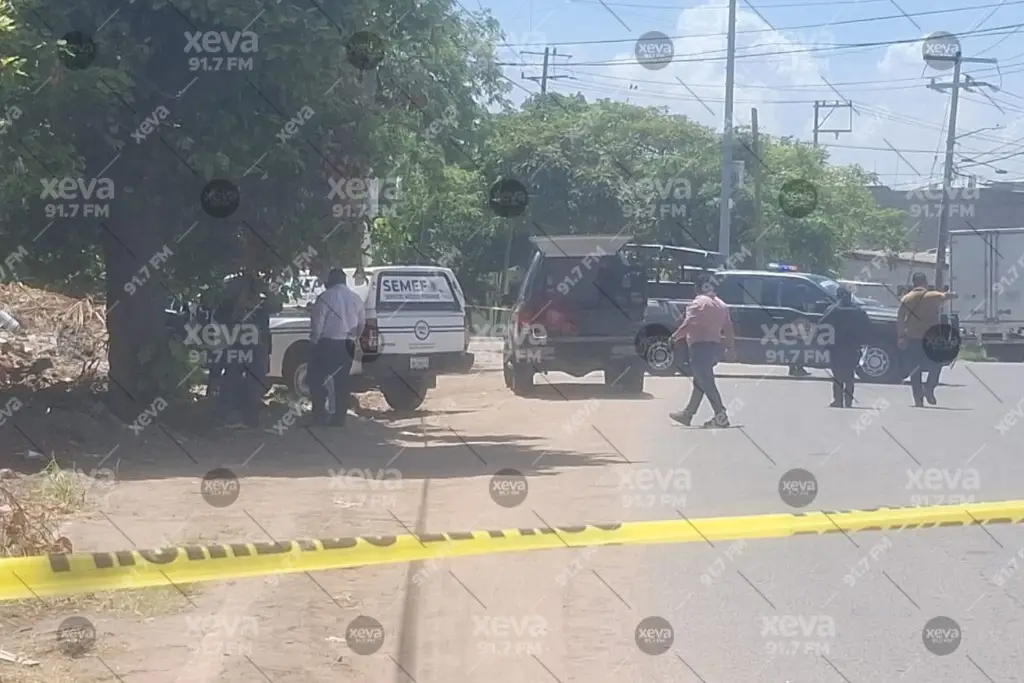 Localizan cuerpo envuelto en una sábana en un terreno baldío