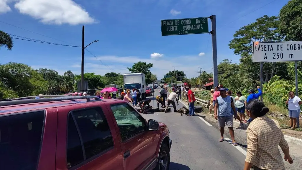 Vecinos bloquean carretera en Chablé; exigen restablecimiento de agua y luz