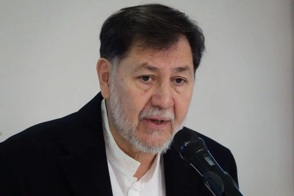 Increpan a Fernández Noroña en el AICM; 