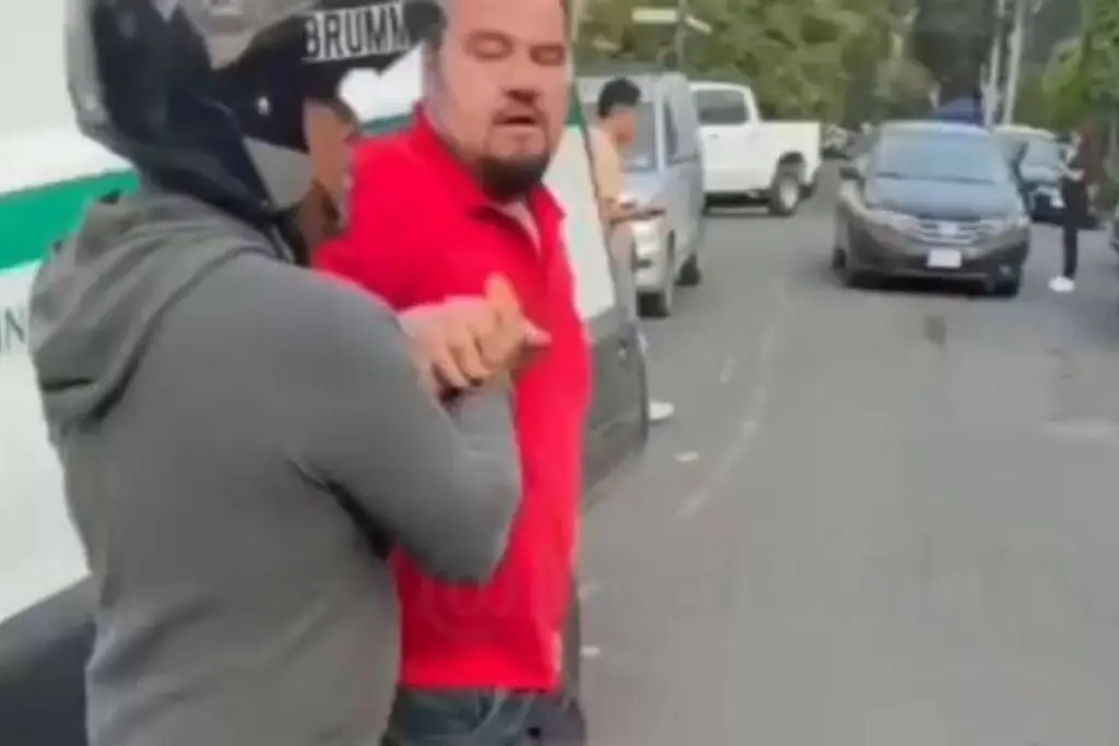 Conductor de ambulancia del IMSS, presuntamente ebrio, atropella a peatón y choca 6 autos en Azcapotzalco