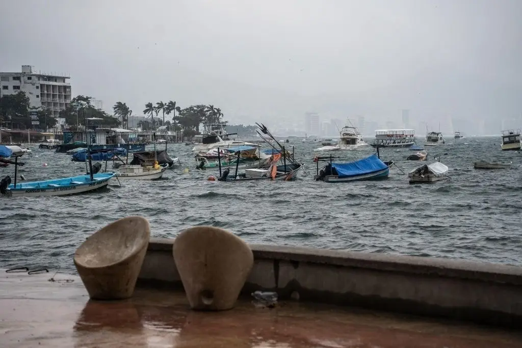 Cierran puertos del Pacífico por el paso de la tormenta tropical 'Rachel' y el huracán 'Polo'