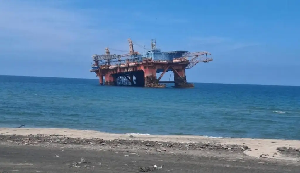 Plataforma encallada en costa de Cárdenas representaría riesgo de contaminación, advierte diputado del PVEM 