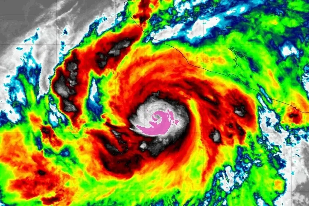 Huracán Simón se intensifica a categoría 3; amenaza costas de Jalisco y Nayarit