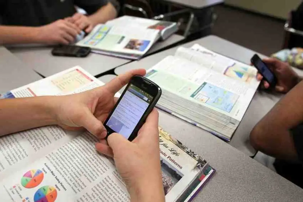 Continúa en etapa de encuestas retiro de celulares de planteles escolares en Tabasco