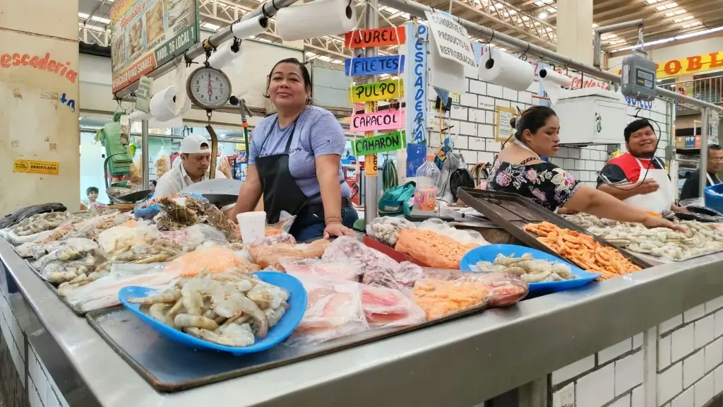 Caen ventas de pescados y mariscos en el mercado Pino Suárez; reportan baja del 65%