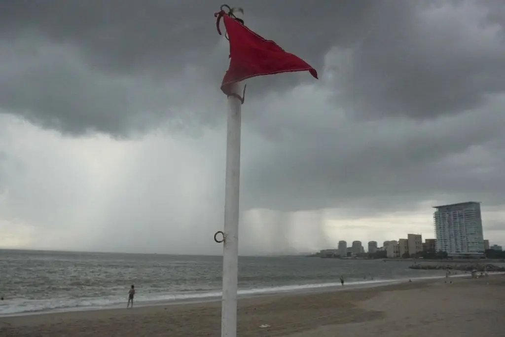 Huracán Trudy y frente frío amenazan con fuertes lluvias y oleaje a México