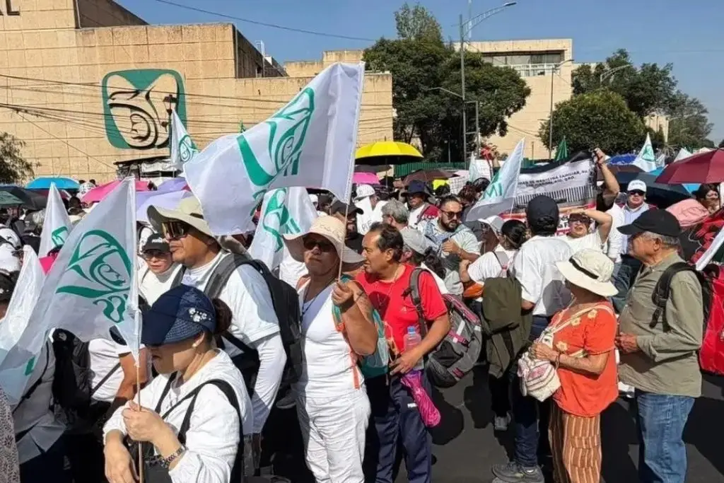 Trabajadores del IMSS entregan pliego petitorio a Sheinbaum; exigen más presupuesto y mejores salarios