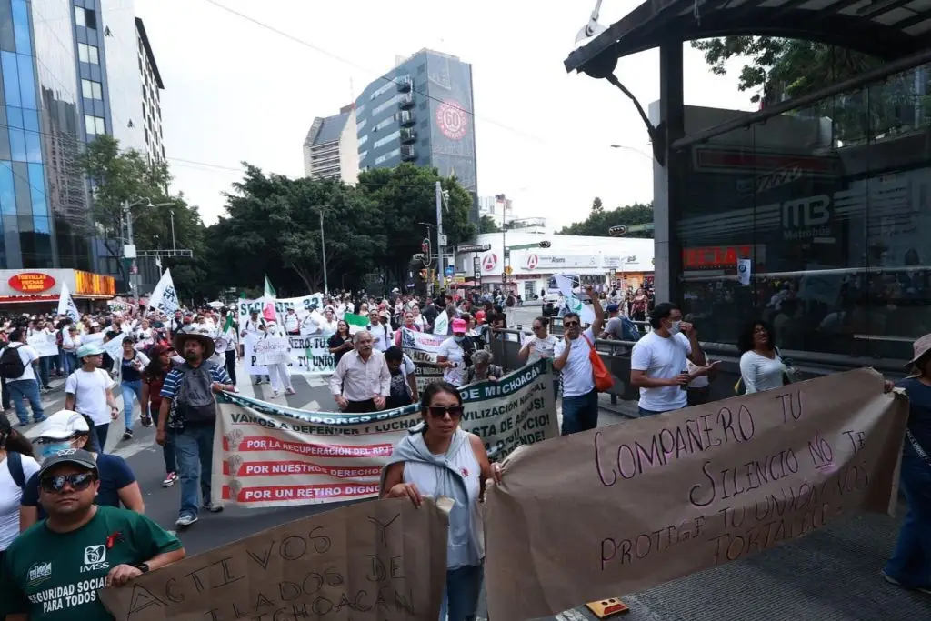 Sindicato del IMSS sanciona a trabajadores que exigen la renuncia de su dirigente